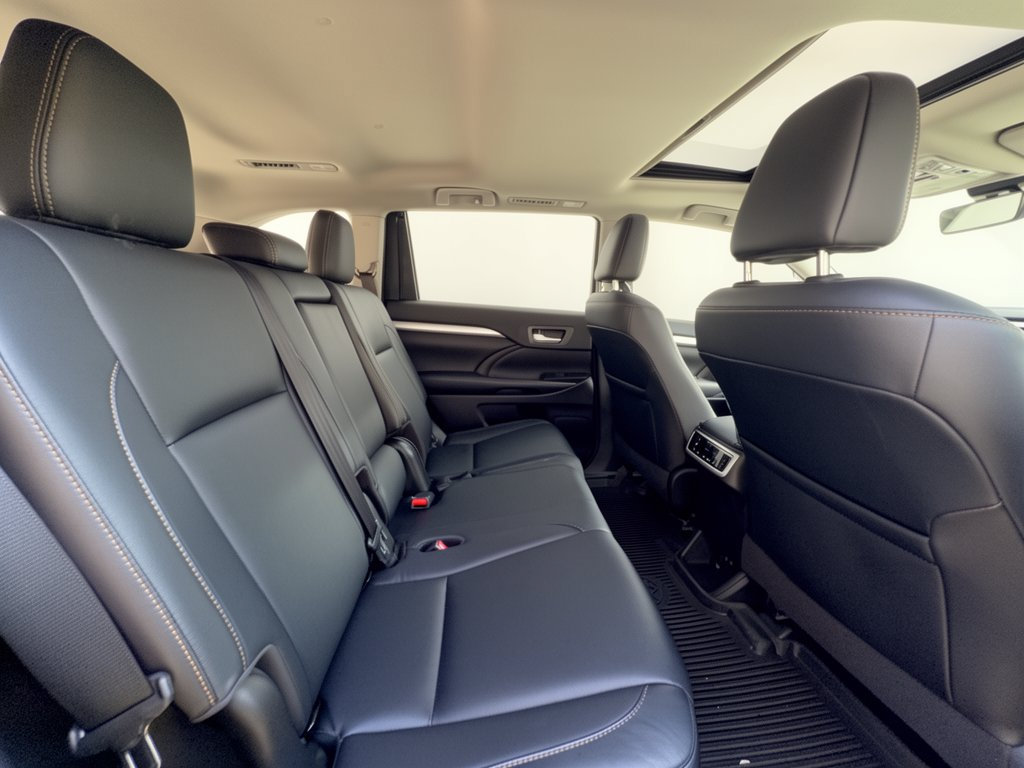 Used 2018 Toyota Highlander XLE AWD/4WD image 29
