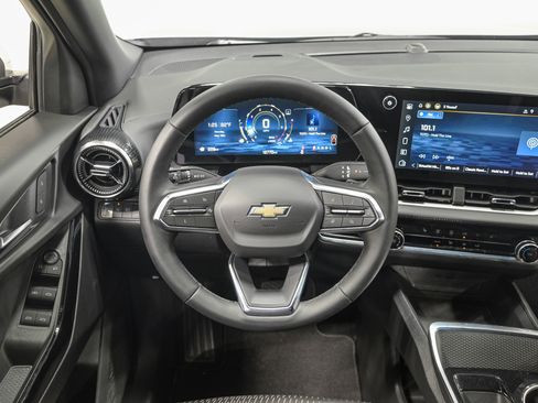 Used 2025 Chevrolet Equinox LT w/ Safety and Technology Package FWD image 16