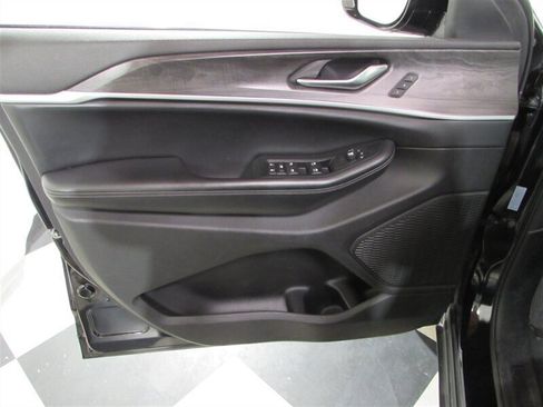 Used 2023 Jeep Grand Cherokee Limited AWD/4WD image 14