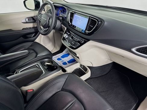 Used 2024 Chrysler Pacifica Touring-L FWD image 38