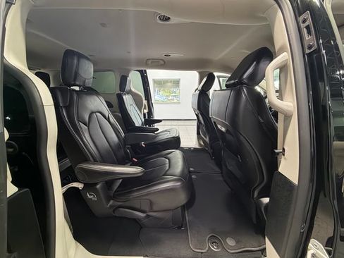 Used 2024 Chrysler Pacifica Touring-L FWD image 13