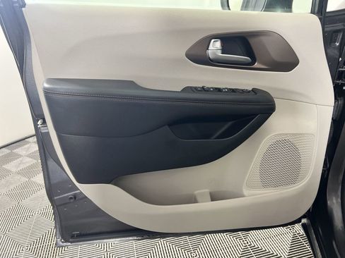 Used 2018 Chrysler Pacifica Touring-L w/ Premium Audio Group FWD image 23