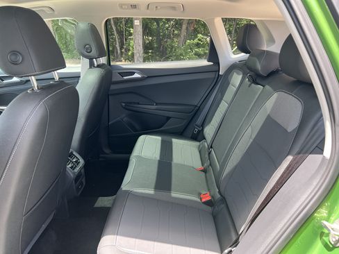 Certified 2025 Volkswagen Taos SE FWD image 28