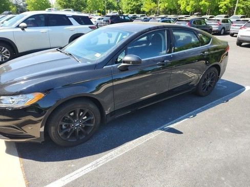 Used 2017 Ford Fusion SE w/ Fusion SE Technology Package FWD image 9