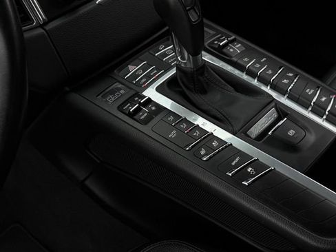 Used 2018 Porsche Macan AWD/4WD image 30