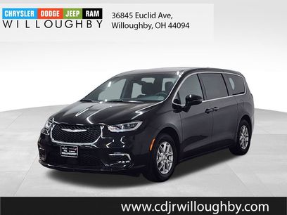 Used 2025 Chrysler Pacifica Select