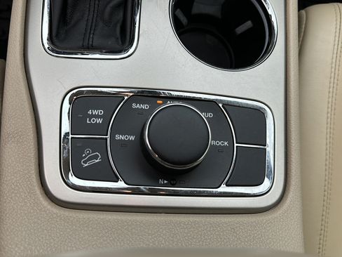 Used 2016 Jeep Grand Cherokee Limited w/ Luxury Group II AWD/4WD image 21