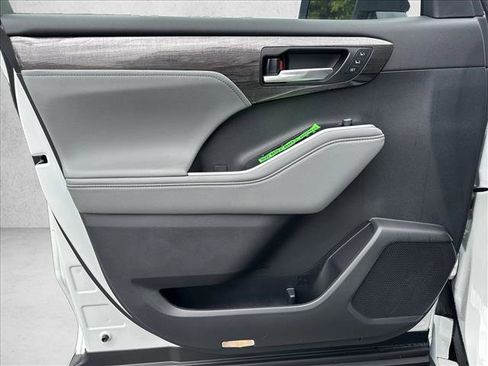 Used 2025 Toyota Highlander Limited image 10