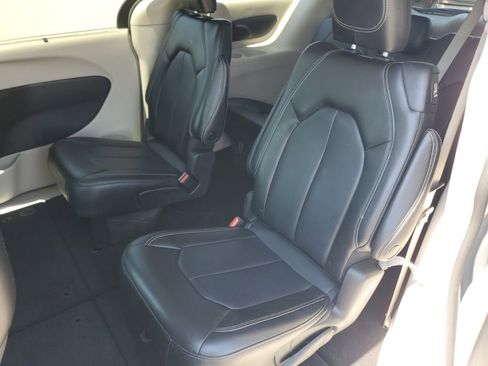 Used 2023 Chrysler Pacifica Touring-L FWD image 32