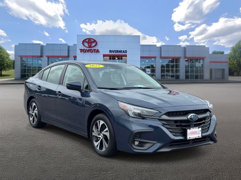Used 2025 Subaru Legacy Premium AWD/4WD image 2