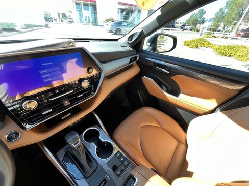 Used 2023 Toyota Highlander Platinum image 44