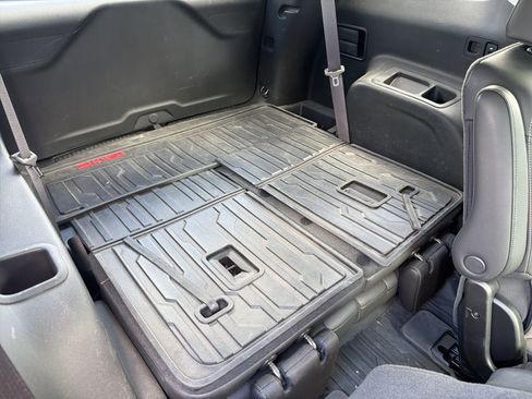 Used 2023 GMC Acadia SLT w/ Technology Package image 17