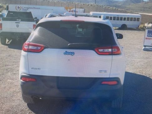 Used 2018 Jeep Cherokee Latitude w/ Safety Group AWD/4WD image 14