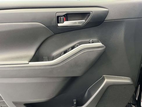 Used 2023 Toyota Highlander XLE image 19