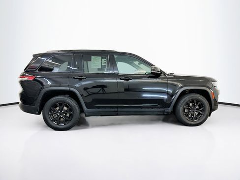 Used 2024 Jeep Grand Cherokee Altitude image 10