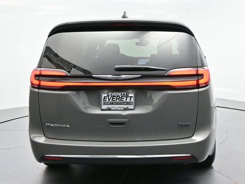 Used 2025 Chrysler Pacifica Select FWD image 6
