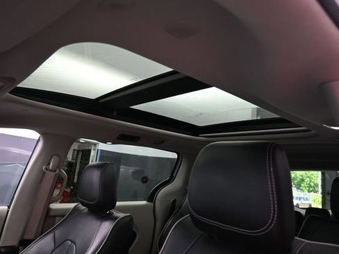 Used 2023 Chrysler Pacifica Limited FWD image 19