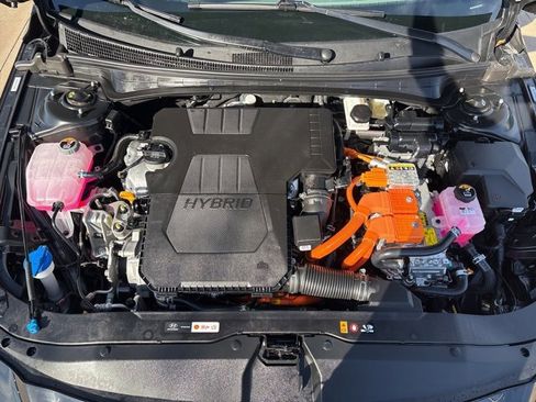 Used 2025 Hyundai Elantra SEL image 20