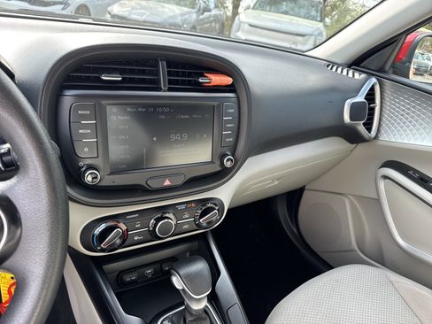 Used 2022 Kia Soul LX image 29