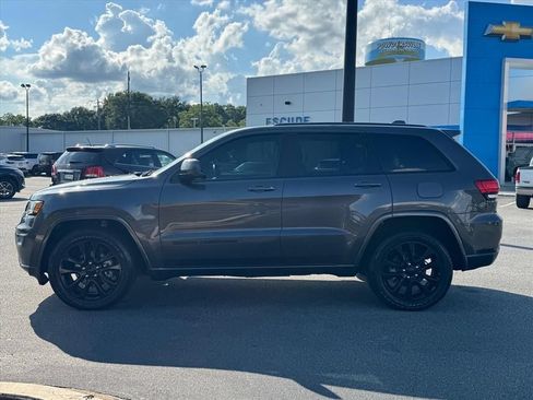 Used 2017 Jeep Grand Cherokee Altitude AWD/4WD image 6