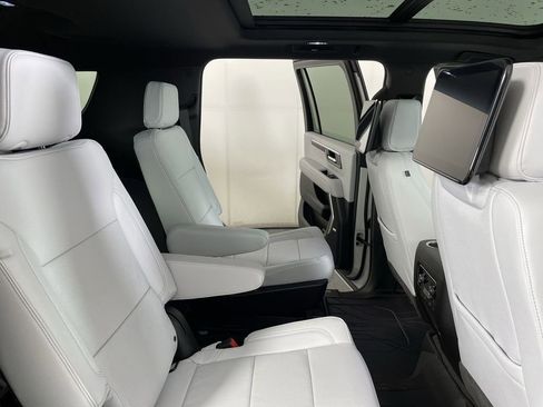 New 2025 Chevrolet Suburban Premier image 28