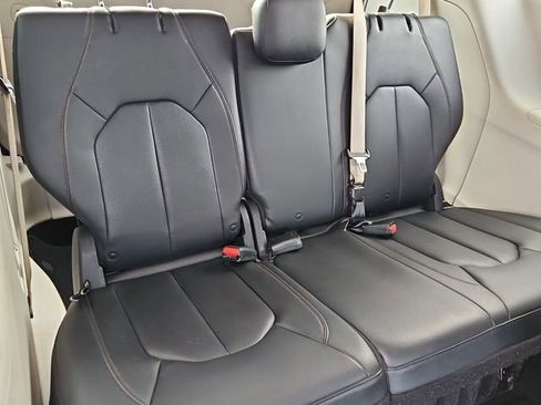 Used 2020 Chrysler Pacifica Touring-L image 19