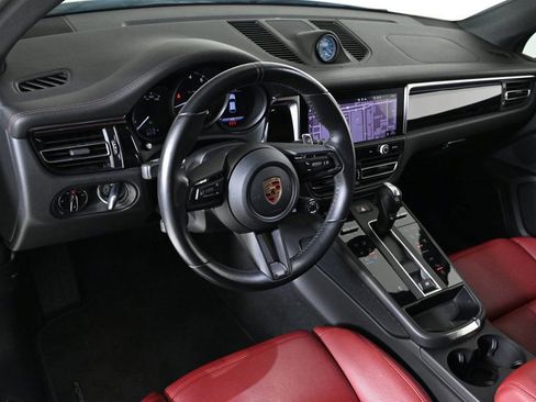 Certified 2024 Porsche Macan image 4