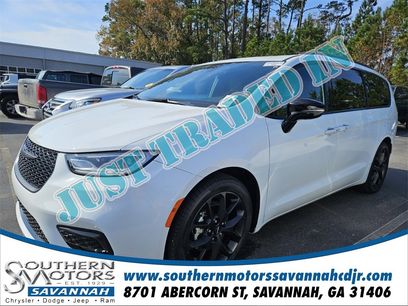 Used 2024 Chrysler Pacifica Limited w/ Uconnect Theater Family Group