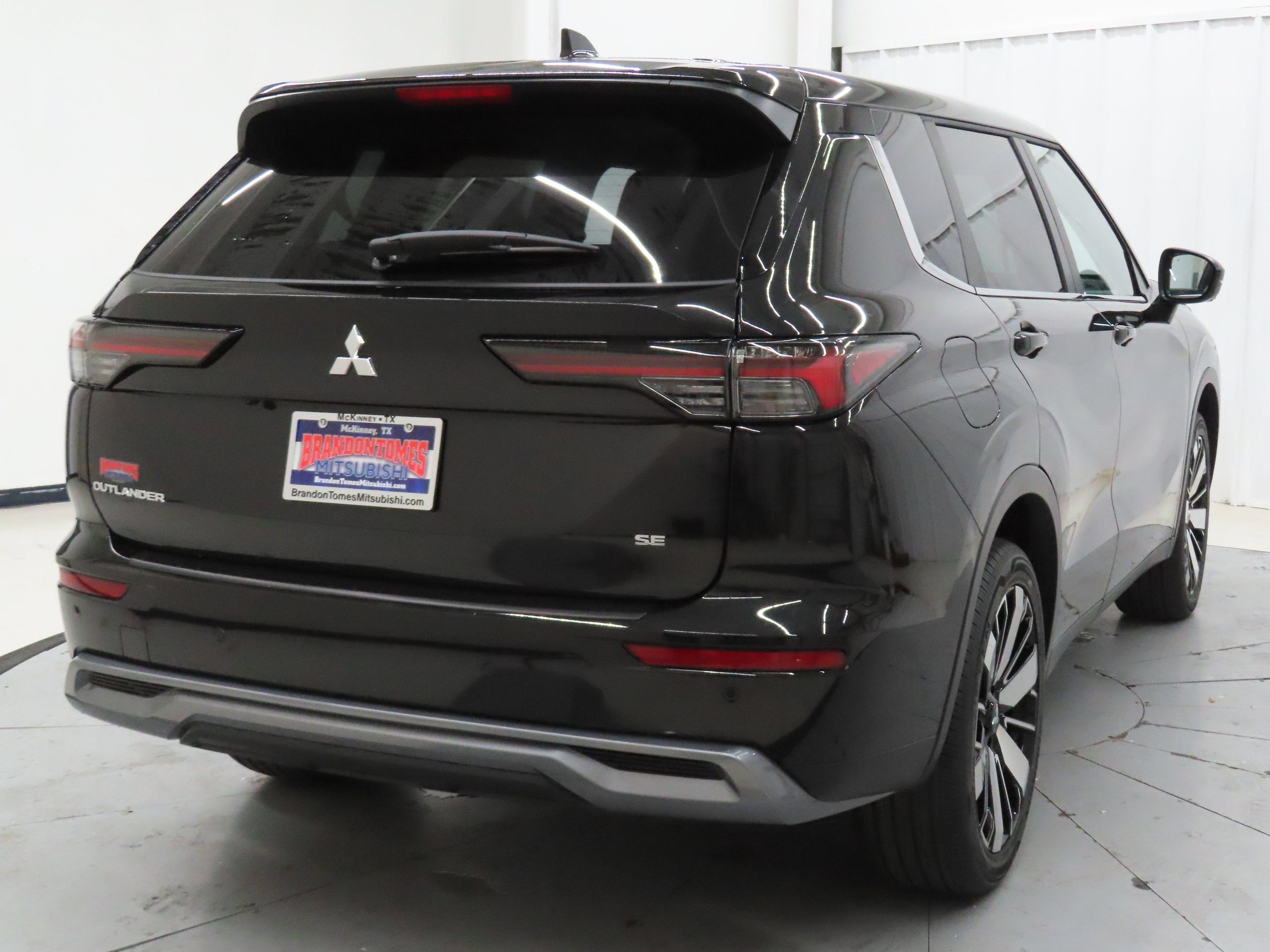 New 2026 Mitsubishi Outlander SE FWD image 3