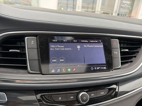 Used 2020 Buick Enclave Essence image 3