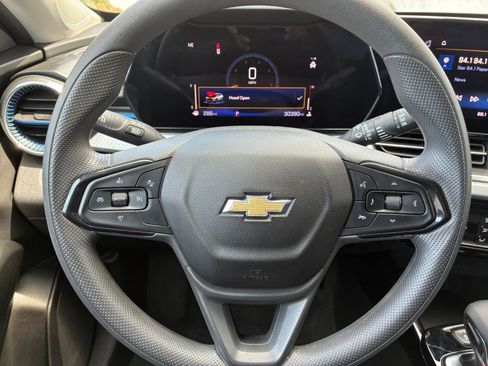 Used 2025 Chevrolet Trax LT image 27