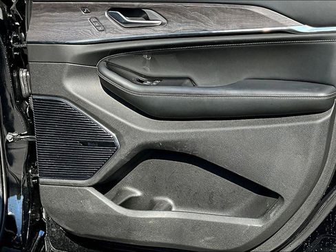 Used 2024 Jeep Grand Cherokee Overland w/ Luxury Tech Group IV image 25