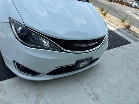 Used 2019 Chrysler Pacifica Touring-L FWD image 7