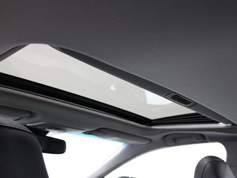 Used 2018 Toyota Camry SE w/ Moonroof Package image 10