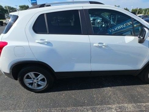 Used 2022 Chevrolet Trax LT w/ LT Convenience Package AWD/4WD image 11