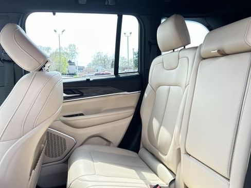 Used 2023 Jeep Grand Cherokee Limited w/ Luxury Tech Group II AWD/4WD image 19