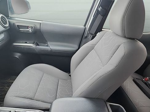 Used 2019 Toyota Tacoma TRD Off-Road w/ Technology Package image 11