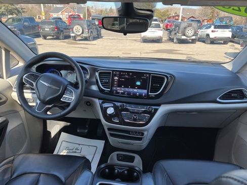Certified 2023 Chrysler Pacifica Touring-L image 14