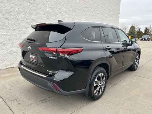 Used 2022 Toyota Highlander XLE image 2