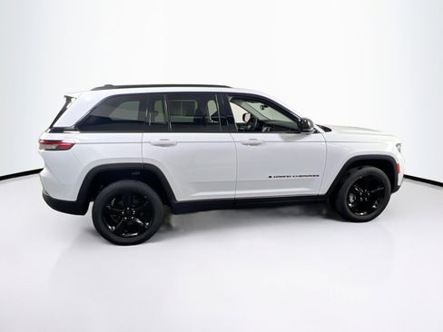 Used 2023 Jeep Grand Cherokee Limited w/ Black Appearance Package AWD/4WD image 4