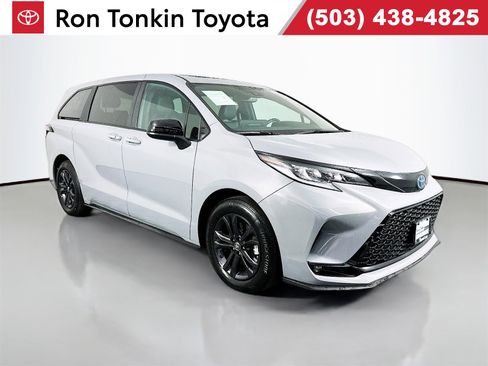 Certified 2025 Toyota Sienna XSE image 1