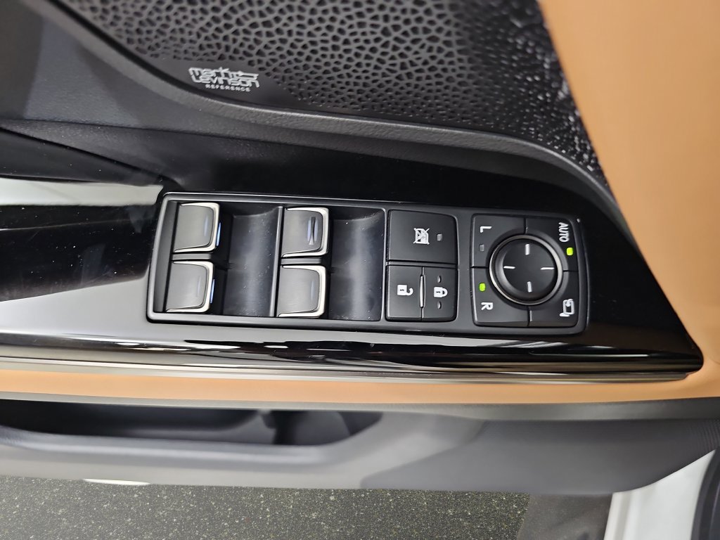 Used 2022 Lexus LX 600 4WD w/ Appearance Package image 31
