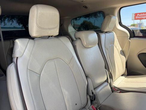Used 2017 Chrysler Pacifica Limited w/ UConnect Theater Package FWD image 31