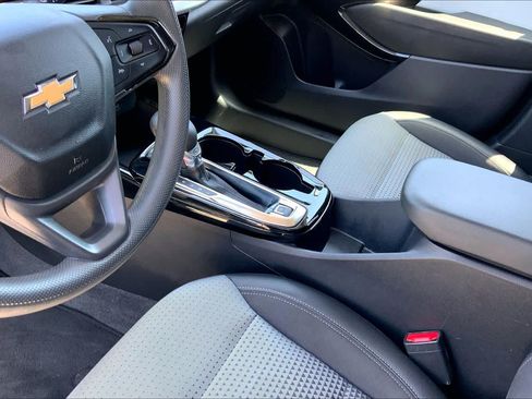 Used 2025 Chevrolet Trax LT FWD image 16