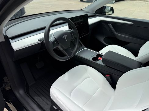Used 2023 Tesla Model Y Long Range AWD/4WD image 2