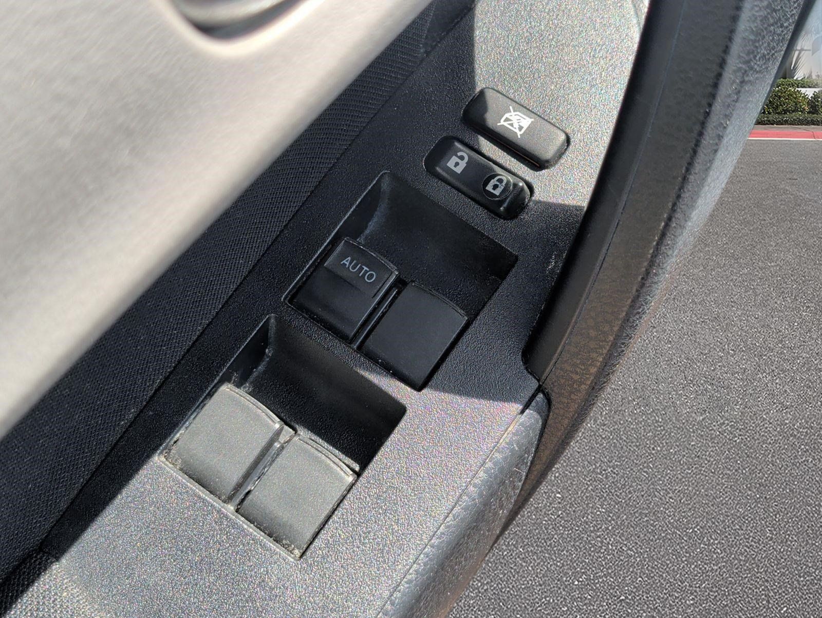 Used 2017 Toyota Corolla LE FWD image 9