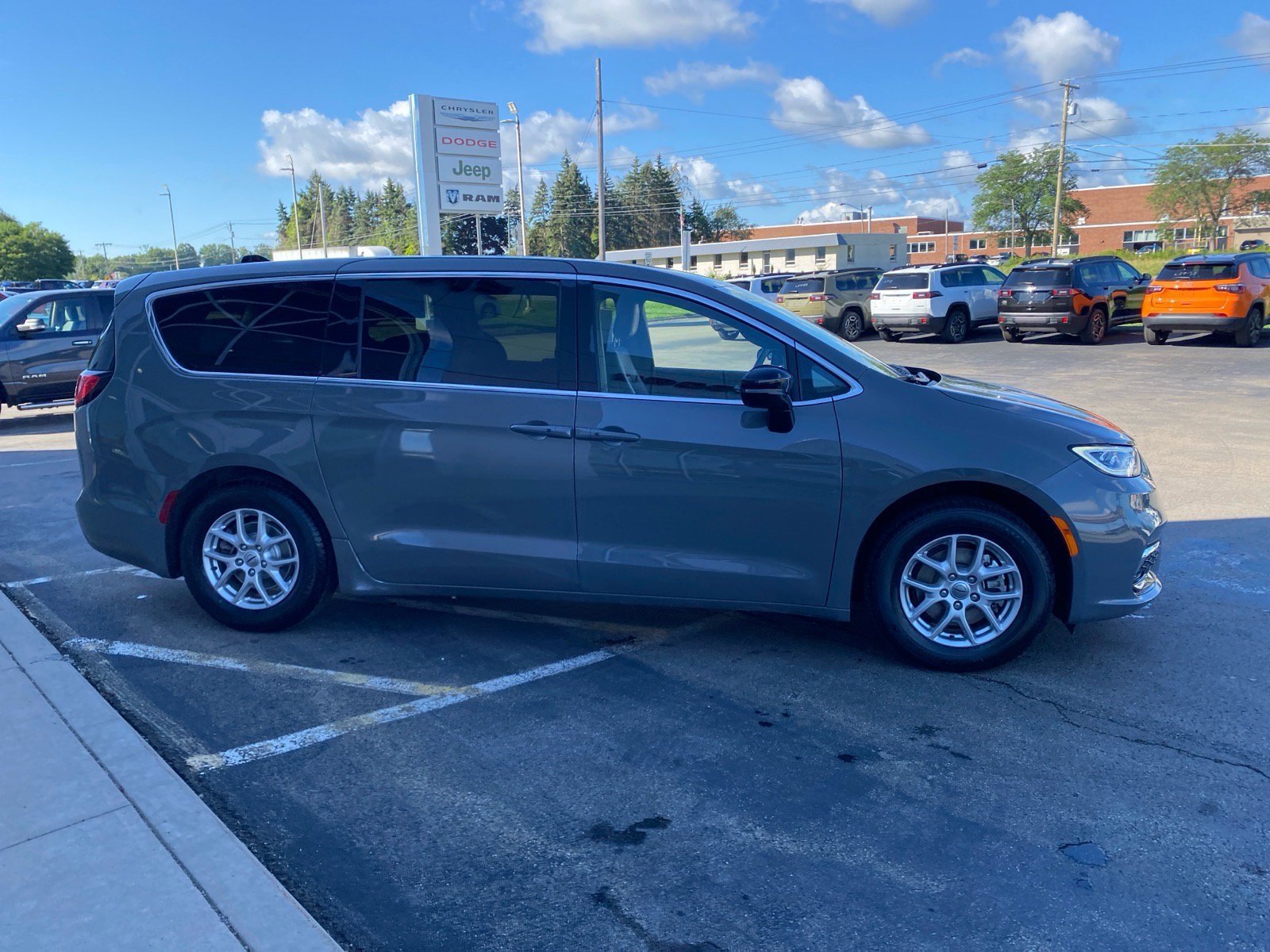 Used 2025 Chrysler Pacifica Select FWD image 6