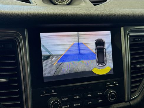 Used 2018 Porsche Macan Sport Edition image 9