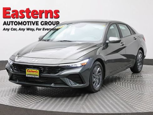 Used 2024 Hyundai Elantra SEL FWD image 1