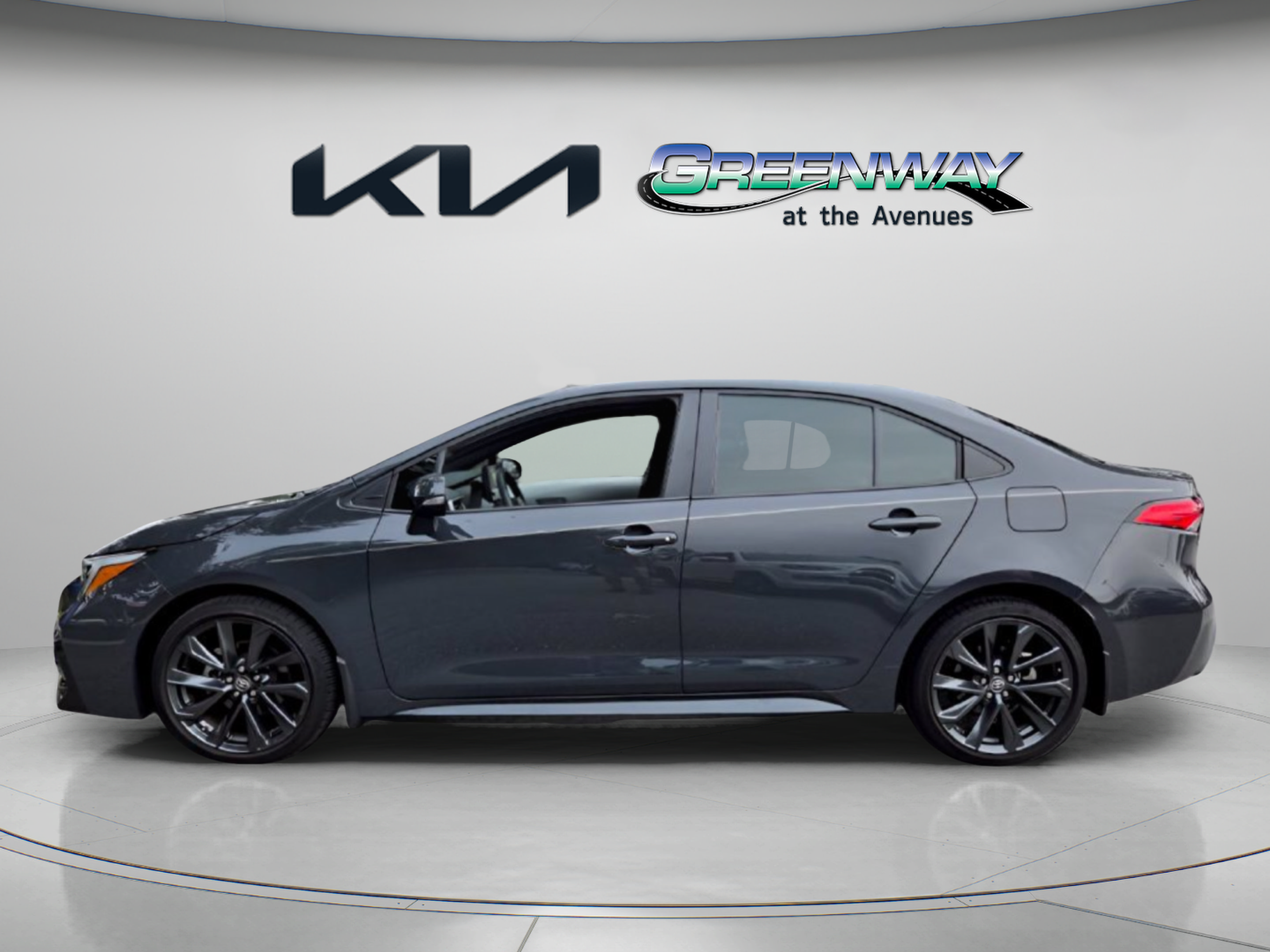 Used 2025 Toyota Corolla SE FWD image 4